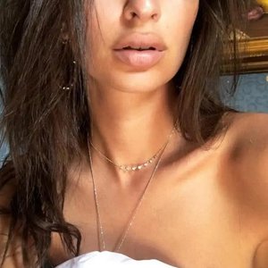 Голая Emily Ratajkowski