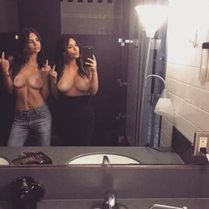 Голая Emily Ratajkowski