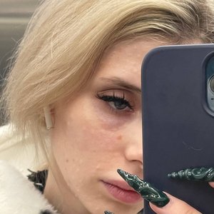 Голая Света Соллар