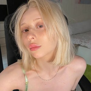 Голая Zira Merz
